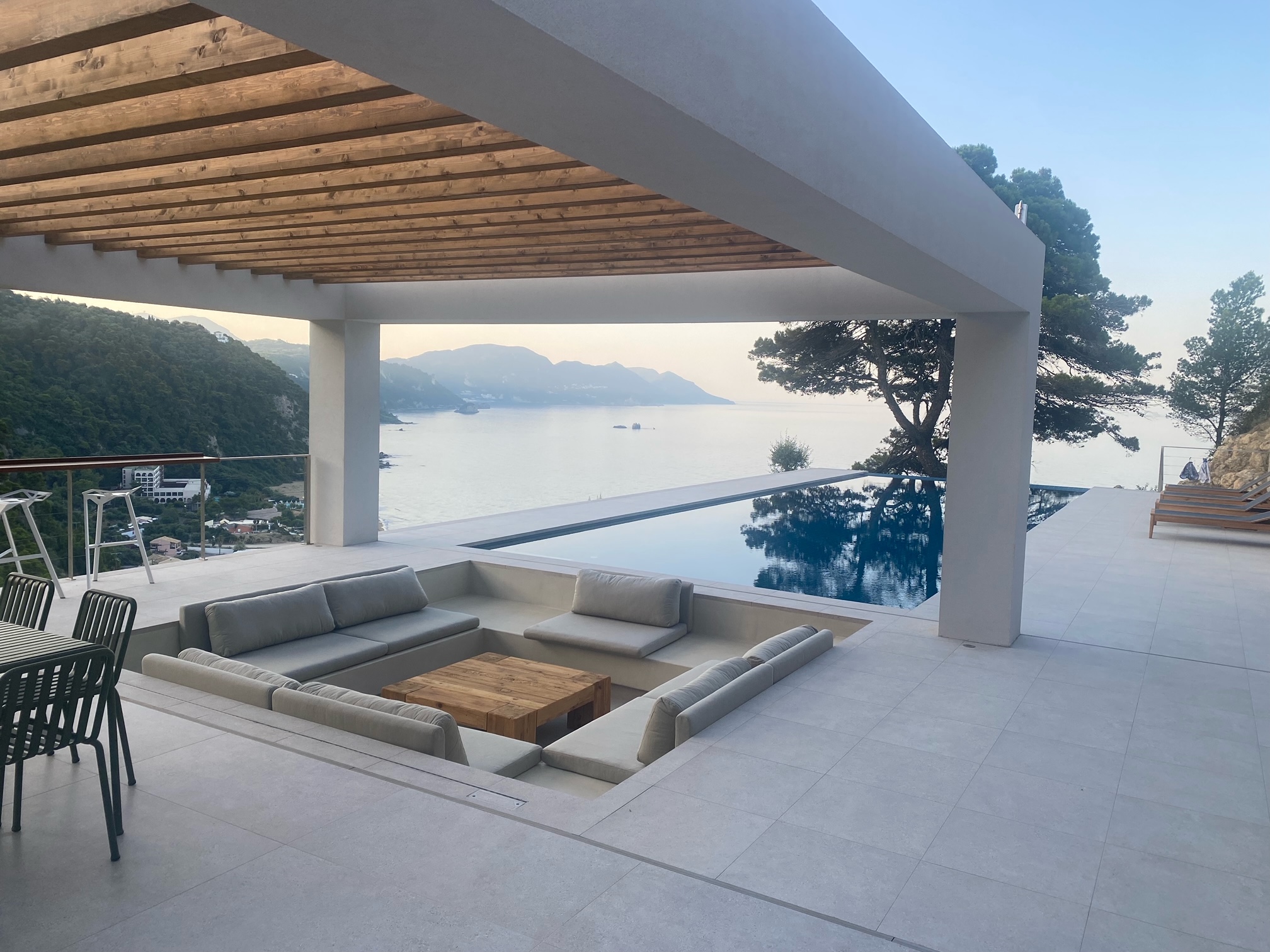 Conversation Pit – Η Σχεδιαστική Επιστροφή που Φέρνει τους Ανθρώπους πιο Κοντά