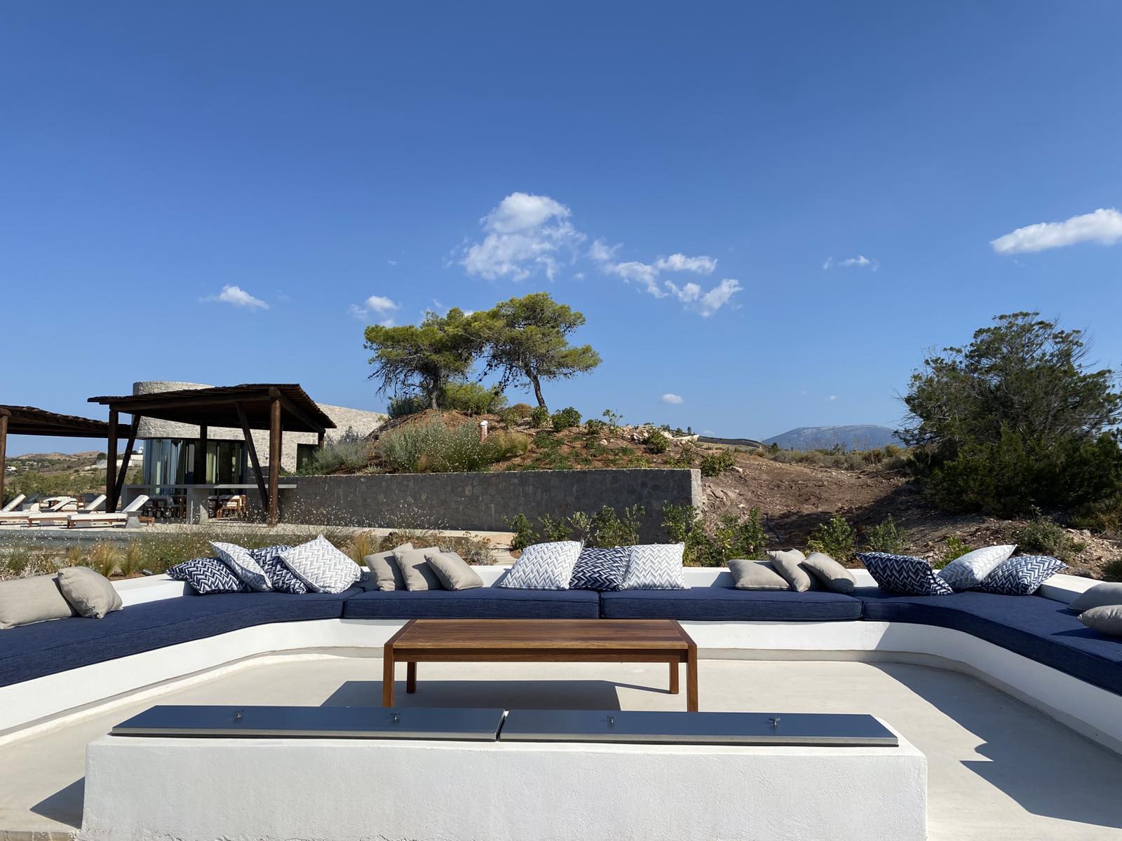 Χτιστοί Καναπέδες: Η Απόλυτη Τάση στον Εξωτερικό Χώρο